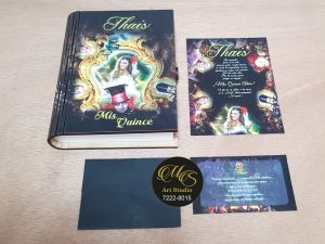 Invitación para 15 años modelo libro en madera.