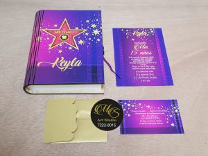 Invitación para 15 años modelo libro en madera.