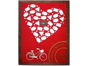 Cuadro para firmas y mensajes de boda modelo Sara, con lienzo en tela roja. Detalles en madera miel. Sello.