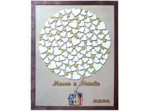 Cuadro para firmas y mensajes de boda modelo Sara, con lienzo en tela beige y detalles decorativos en dorado y verde limon. Silueta resina..