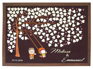 Cuadro para firmas y mensajes de boda modelo Brisas con lienzo en tela morado y marco en cenizaro. Detalles decorativos en blanco. Siluetas a full color.
