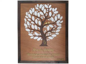 Cuadro para firmas y mensajes de boda modelo Yuri con lienzo en madera tono cristobal y marco nogal. detalles decorativos en dorado y blanco. Incrustación de iniciales en el tronco.